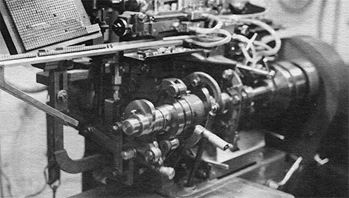 Halftone photograph of the exposed cam system of the Man-Nen